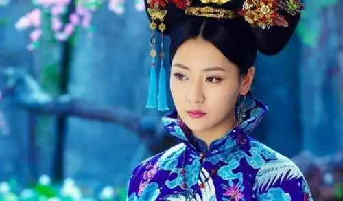 她出身包衣,相貌出众被雍正看中,成为雍正最早宠爱的女子
