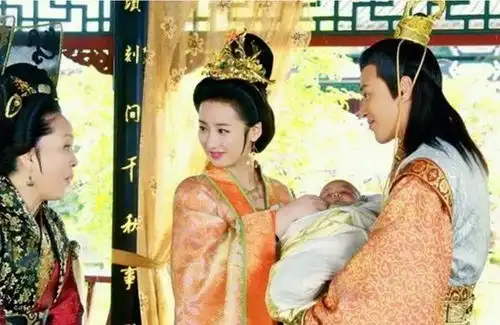 在皇宫此类人虽身份低贱,却是皇帝最先接触的女子,非常容易上位