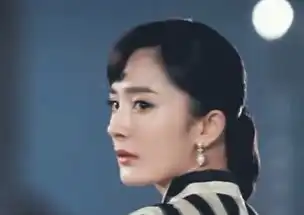 杨幂回身一笑,花无色,眉目传情,真美呀