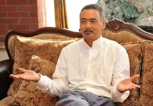 周润发枪战戏堪称一绝,拍赌神只有两场枪战戏,一场比一场经典
