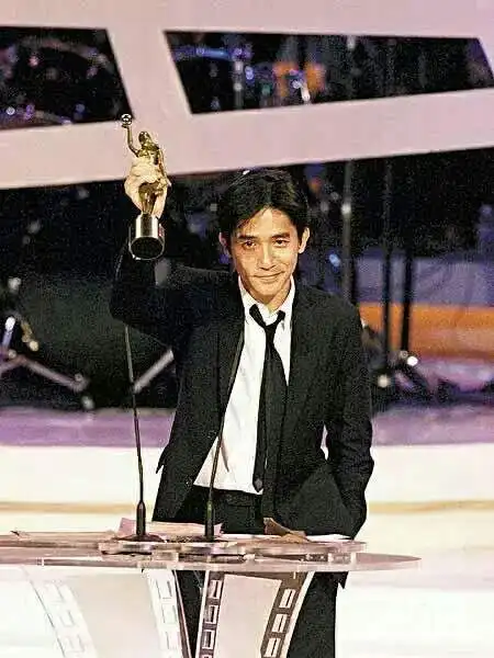 超多图不定期更新梁朝伟醉酒领奖视频,这颜就问你们服不服
