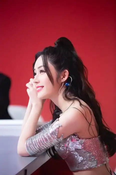 低知名度参加姐姐2还拿到全球代言,通稿天后的汤晶媚背景如何