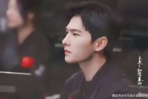 你是我的荣耀哥哥那么优秀,而我只是有钱而已