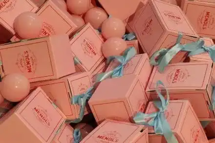 如果手机相机内存不够大的话,就不要进这些店了
