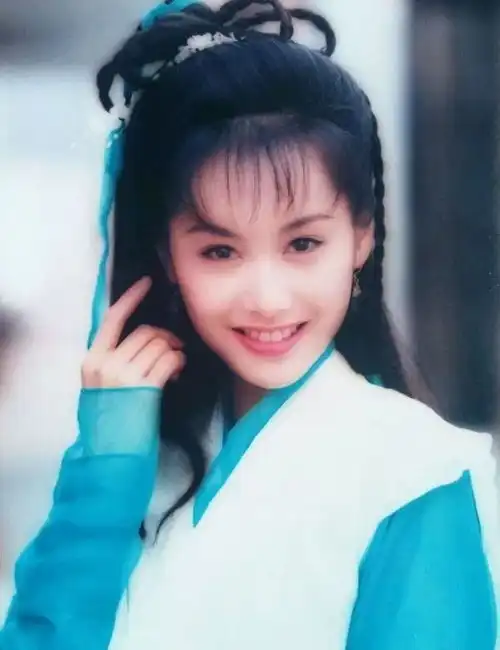 朱茵女儿长这么大了离开周星驰的她变得更好
