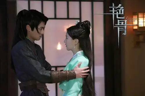 曾拍戏剃光头被人称赞,如今用矿泉水代替井水被骂惨