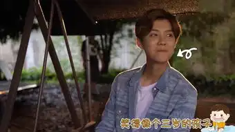 甜蜜暴击花絮关晓彤在片场偷吃冰淇淋,全程被镜头拍下
