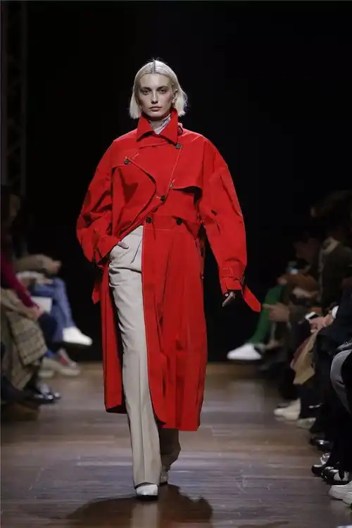 海宁潮席卷米兰博物馆里走大秀海宁皮革城携zlfzss再燃米兰时装周