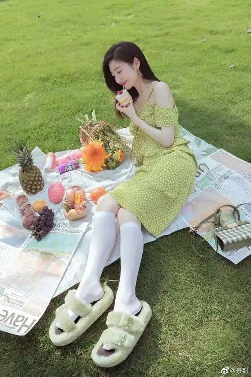 景甜穿波点吊带裙青春洋溢五官精致笑容甜美
