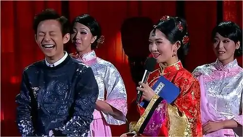 何炅和谢娜合作橘子红了,娜姐狂甩包袱,伴舞姐姐全程都是在憋着不笑
