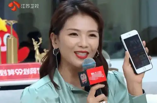 99晚会无滤镜生图景甜嘴歪秦岚发福,段奥娟脸颊痘印显粗糙
