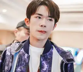 易烊千玺低调出行,看到他吐舌头的表情后,网友圈粉了