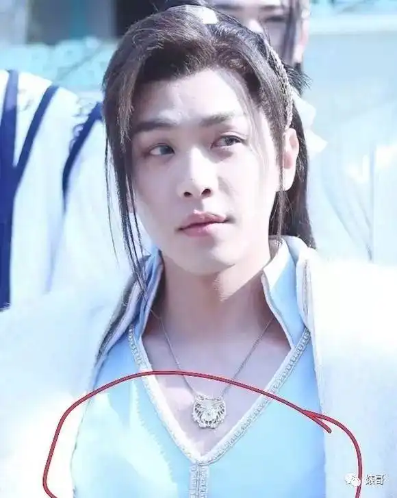 参加完花少后张若昀的胸火了,比周冬雨的胸大网友说像得了乳腺增生