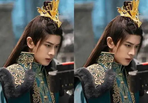 与君初相识新年主演剧照,任嘉伦衣服贵气,热巴低头看剧本真美
