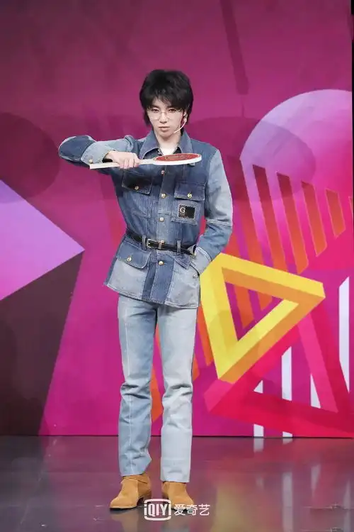 他还是从前那个白衣少年,没有一丝丝改变...