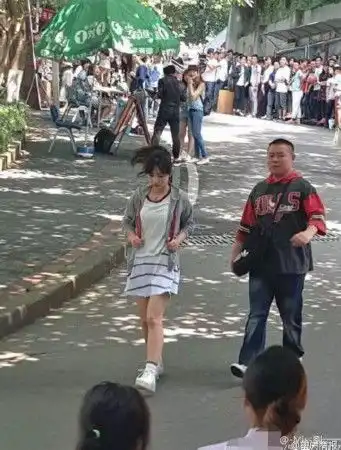 岳云鹏与柳岩校园牵手拍戏画面十分甜蜜