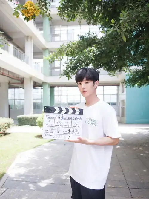 李汶翰首部主演电影在最好的时光遇见你开机,期待周灿学长
