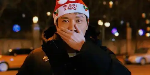 赵丽颖拍的照冯绍峰戴圣诞帽捂嘴难掩笑意
