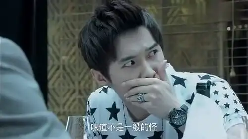 恋上黑天使穷小子赴饭局,不料却当众出糗,白富美机智给台阶
