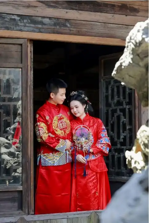 左手牵你,右手敬礼长沙蓝朋友的这场婚礼冲上热搜