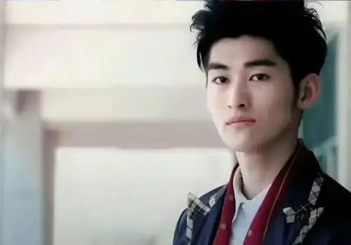 40岁张翰近照曝光堪比整容,引爆热搜,网友他到底发生了什么
