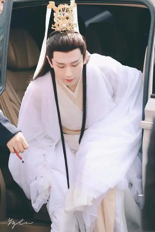 快来看这个神仙级别的帝君成毅沉香如屑定妆照首曝光,绝了

