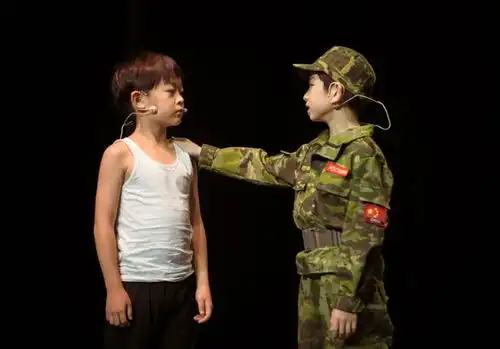 麦田星艺芳草戏剧团学习剧钢七连精彩回顾
