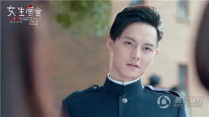 女生宿舍首发剧照透薄迷你裙校服抢眼球