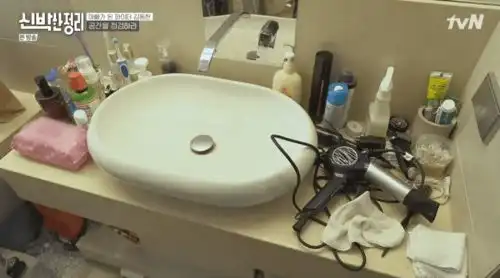 世界冠军蜗居照曝光客厅只能站3人厕所堆成垃圾站....看完不敢生娃了
