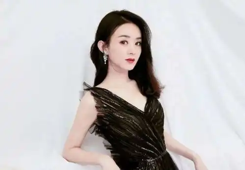 赵丽颖一身白色连衣裙仙气十足,相比从前,又多了一份成熟女人味
