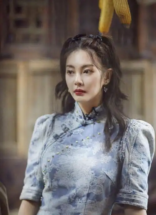 杨幂和张雨绮只差一岁,两人穿旗袍同框比美,谁赢了