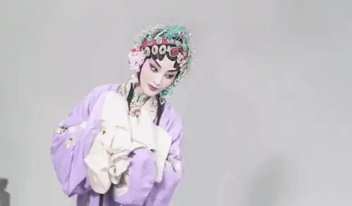 蒋勤勤再穿戏服为陈建斌唱曲,17岁京剧图曝光,时隔29年容颜未改
