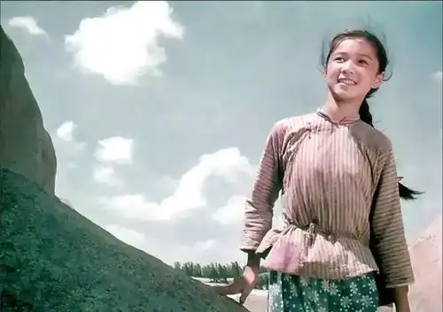 这是电影海霞的剧照,小海霞看起来真可爱,淳朴又纯真