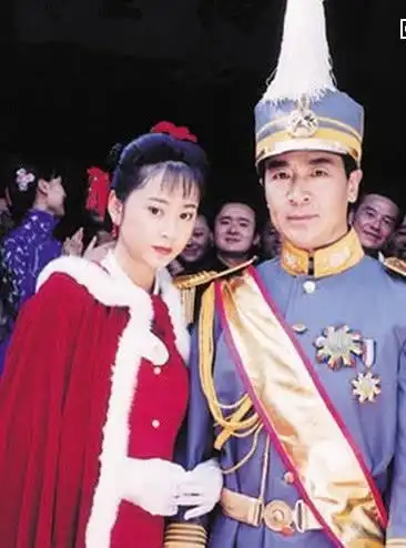 他娶了情深深雨蒙蒙中的美女,男星都羡慕他,结婚多年依旧恩爱
