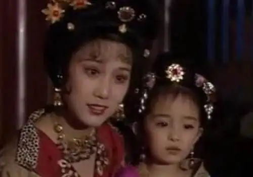 杨幂18年前给陈好做陪衬,旧照被翻出,你能认出当年的她吗