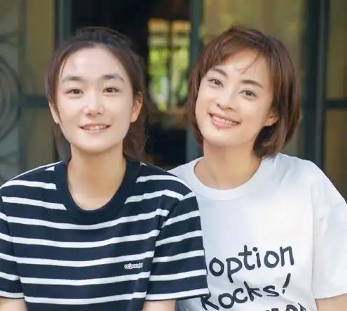 孙艳学姐姐孙俪养生穿长袜,意外曝光宿舍环境,鞋子满地扔太邋遢