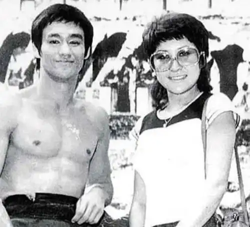 向咏恒父亲是向华强,李小龙猝死在母亲床上,后妈待我如亲生
