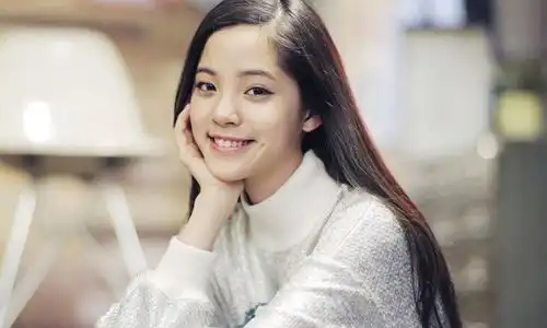 刚18岁的欧阳娜娜,如今却成就非凡这是这个年纪该有的模样