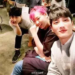 颜值高太阳的后裔剧组全阵容聚餐金智媛洒脱画像
