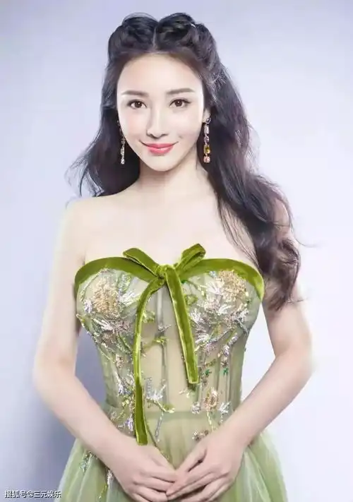 柳岩穿露肩装拍大片,双手叉腰气场强大,评论区内容却很扎心