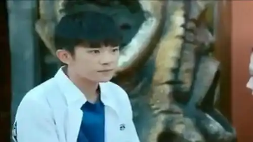 我们的少年时代易烊千玺当众尬舞,帅爆了,焦耳秒变小迷妹