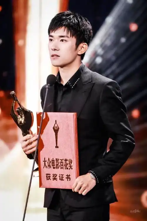 易烊千玺获百花最佳新人奖,央视新闻发文为他报喜,排面十足