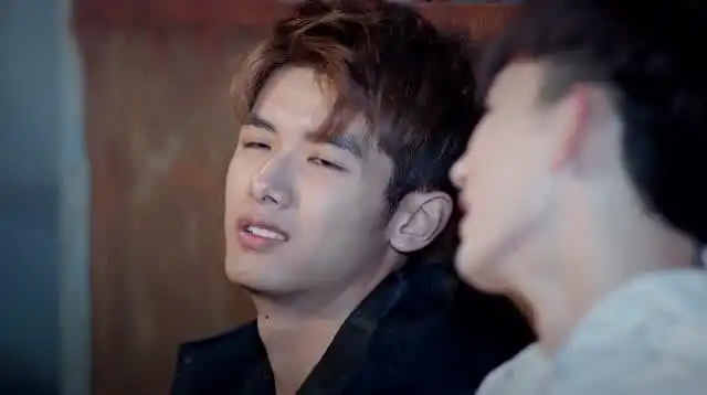 惹上冷殿下林戈阳得罪黑社会被打,司徒枫舍身而出为其挡住
