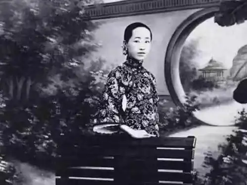 她14年连生9个孩子,身怀六甲仍强势逼退小三,最后享尽齐鸿之福