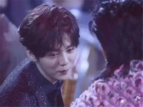 关晓彤撒娇让鹿晗买口红却遭拒绝,下一秒画风突变,太浪漫了
