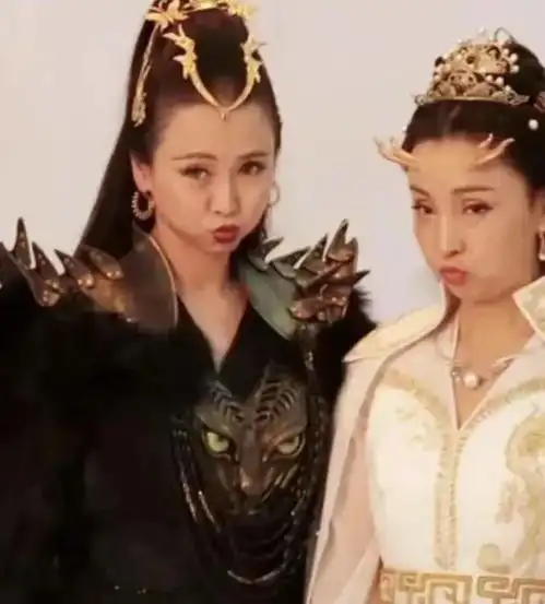 53岁翁虹和49岁陶虹,20年后同框扮少女猫妖和小龙女合体
