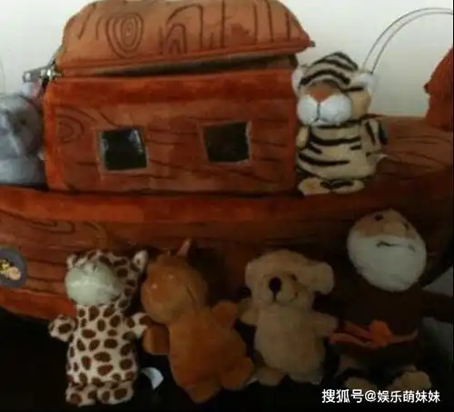 参观李克勤香港的豪宅家里给儿子买了钢琴,从小就培养他音乐了