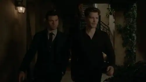 初代吸血鬼美女你这头发被炮竹蹦的吗,怎么跟爆米花似的呢
