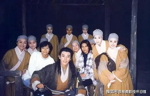 吕颂贤版笑傲江湖幕后剧照冲哥果然有魅力,万红丛中一点绿
