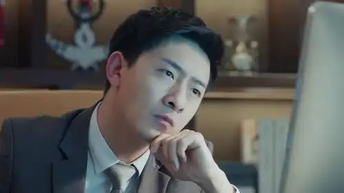 极速青春舒辉查看监控,发现人是埃琳娜,立马叫人去抓